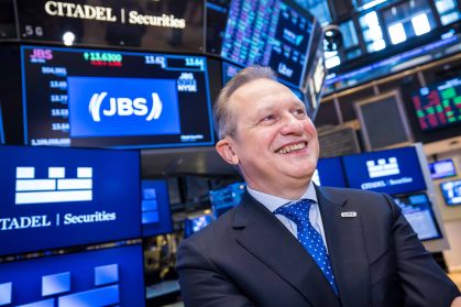 O CEO da JBS, Gilberto Tomazoni, na bolsa de valores de Nova York