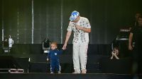 João Gomes leva filho de 1 ano para o palco do São João de Caruaru; veja