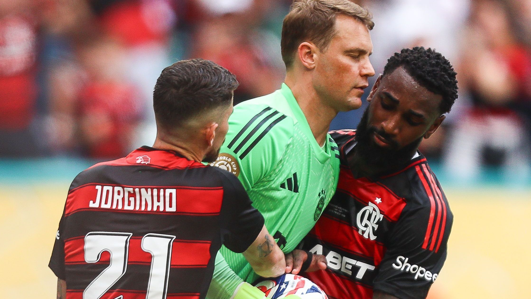 Jogadores do Flamengo com pressa após gol