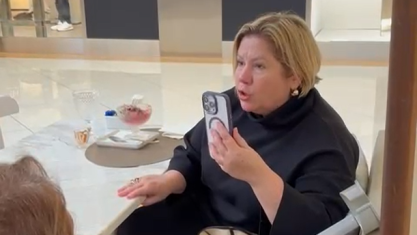 Mulher ofendendo um homem com xingamentos homofóbicos