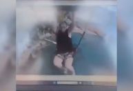 Jovem morre após soltar cinto durante voo de parasailing na Europa