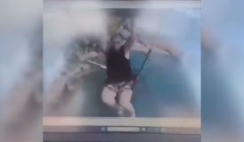 Jovem morre após soltar cinto durante voo de parasailing na Europa