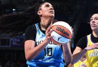 Brasileira se destaca e bate recorde de pontos em vitória na WNBA