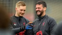Goleiro deixa Liverpool e assina com time da Premier League por cinco anos