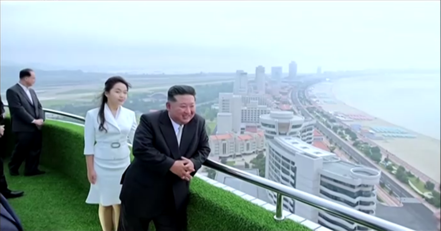 Líder da Coreia do Norte, Kim Jong-Un em inauguração do complexo turístico • imagens: KRT