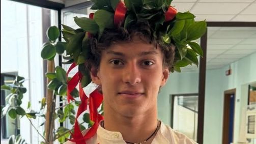 Antonelli com coroa de ramos de louro após formatura no Ensino Médio