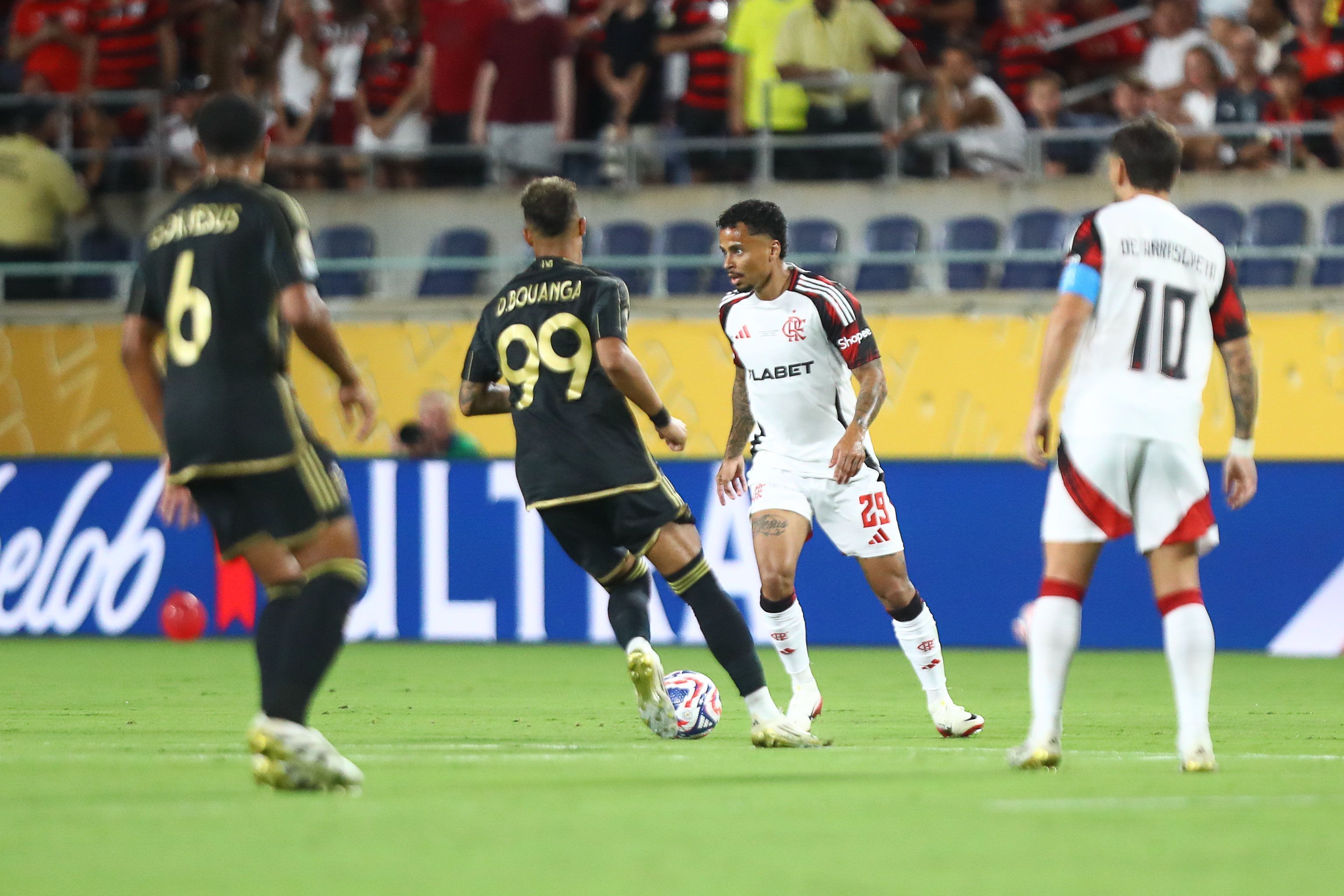 Flamengo encerra fase de grupos contra o LA