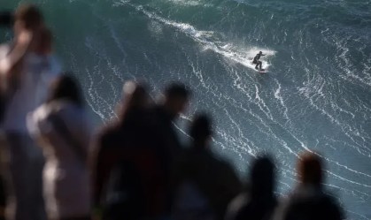 "Quase morri muitas vezes": os desafios das mulheres que surfam ondas gigantes