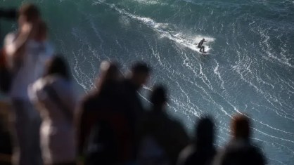 Laura Crane durante uma sessão de surf na Praia do Norte no dia 25 de janeiro na Nazaré, Portugal