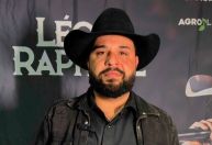 Quem é Léo, cantor sertanejo que foi atingido por fogo durante show