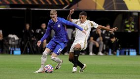 Disputa de bola na partida entre LA FC e Chelsea