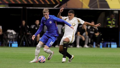 Disputa de bola na partida entre LA FC e Chelsea