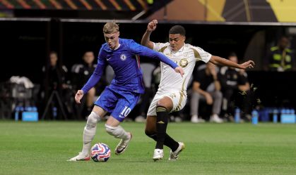 Disputa de bola na partida entre LA FC e Chelsea