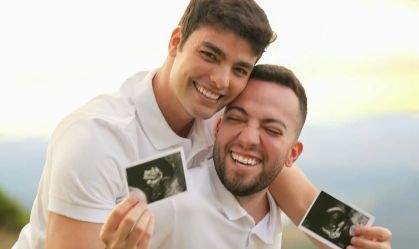 Lucas Rangel e Lucas Bley mostram barriga que está gerando filho do casal