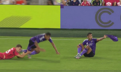 Jogador tem calção arrancado por defensor durante jogo da MLS; assista