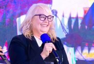 "Brasil me fez gostar de abraços", diz Lynn Painter, participante da Bienal
