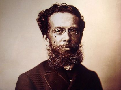 O escritor Machado de Assis usa óculos