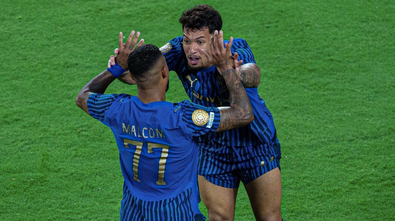 Marcos Leonardo e Malcom celebram após gol do Al-Hilal contra o Manchester City