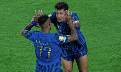 Marcos Leonardo e Malcom celebram após gol do Al-Hilal contra o Manchester City
