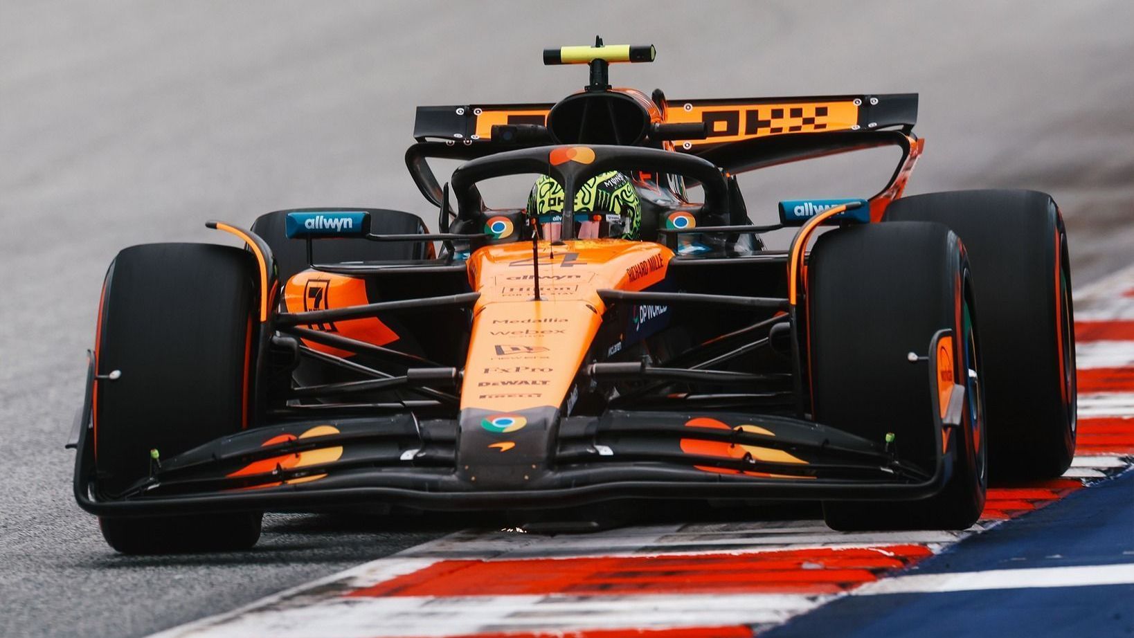Norris lidera dobradinha da McLaren no TL2