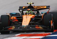 Norris lidera dobradinha da McLaren no segundo treino livre; Bortoleto é 8º