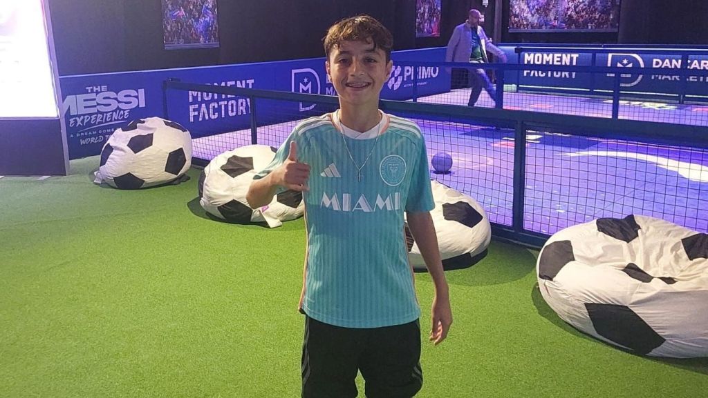 Lionel Messi da Silva durante visita à exposição