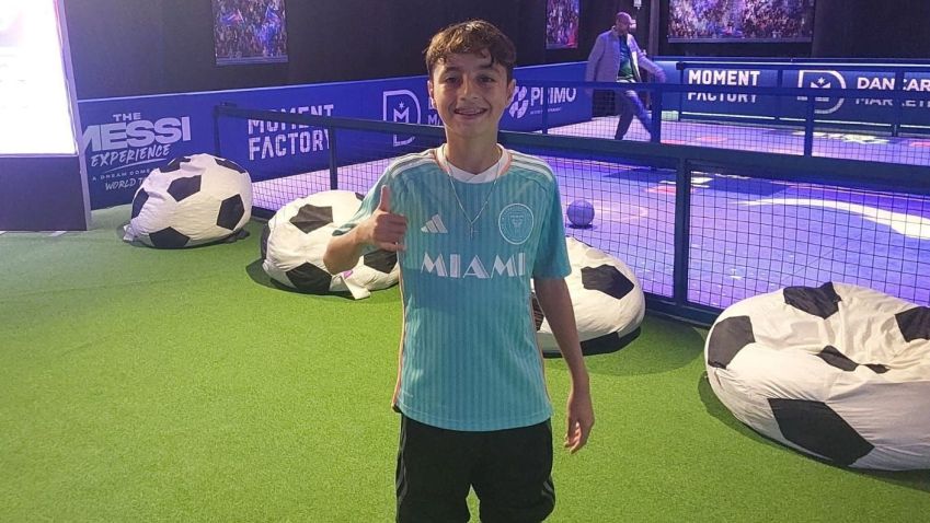 Lionel Messi da Silva durante visita à exposição • Reprodução