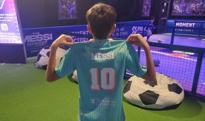 Lionel Messi da Silva durante visita à exposição