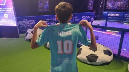 Lionel Messi da Silva durante visita à exposição