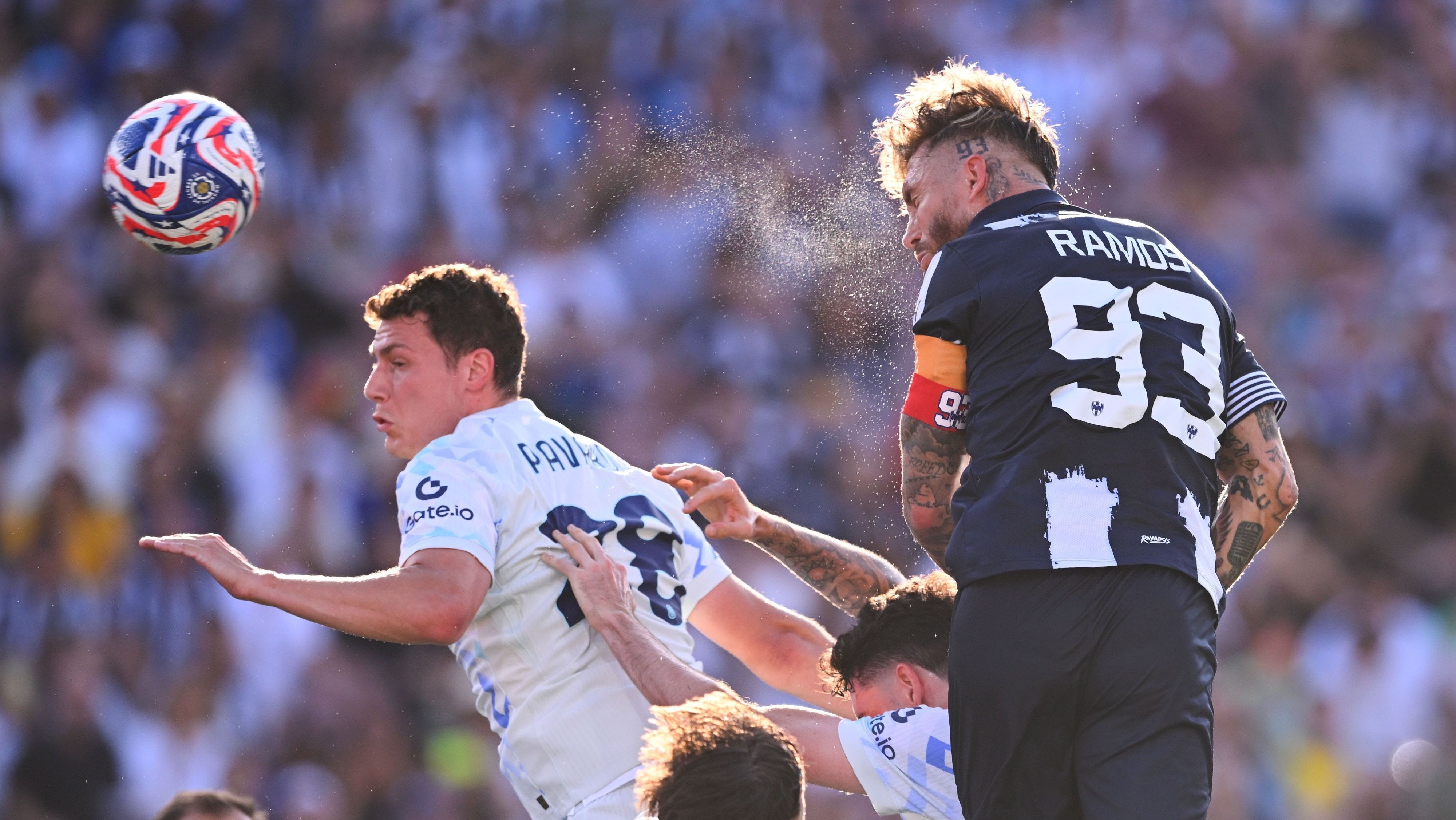Sergio Ramos abre o placar de cabeça