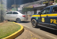 Vídeo: homem tenta fugir da polícia e bate em placa de trânsito em MS