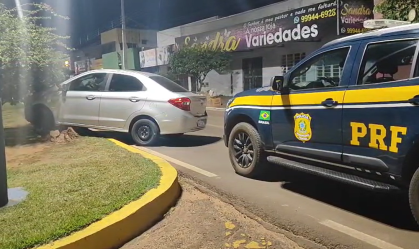 Vídeo: homem tenta fugir da polícia e bate em placa de trânsito em MS
