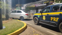 Vídeo: homem tenta fugir da polícia e bate em placa de trânsito em MS