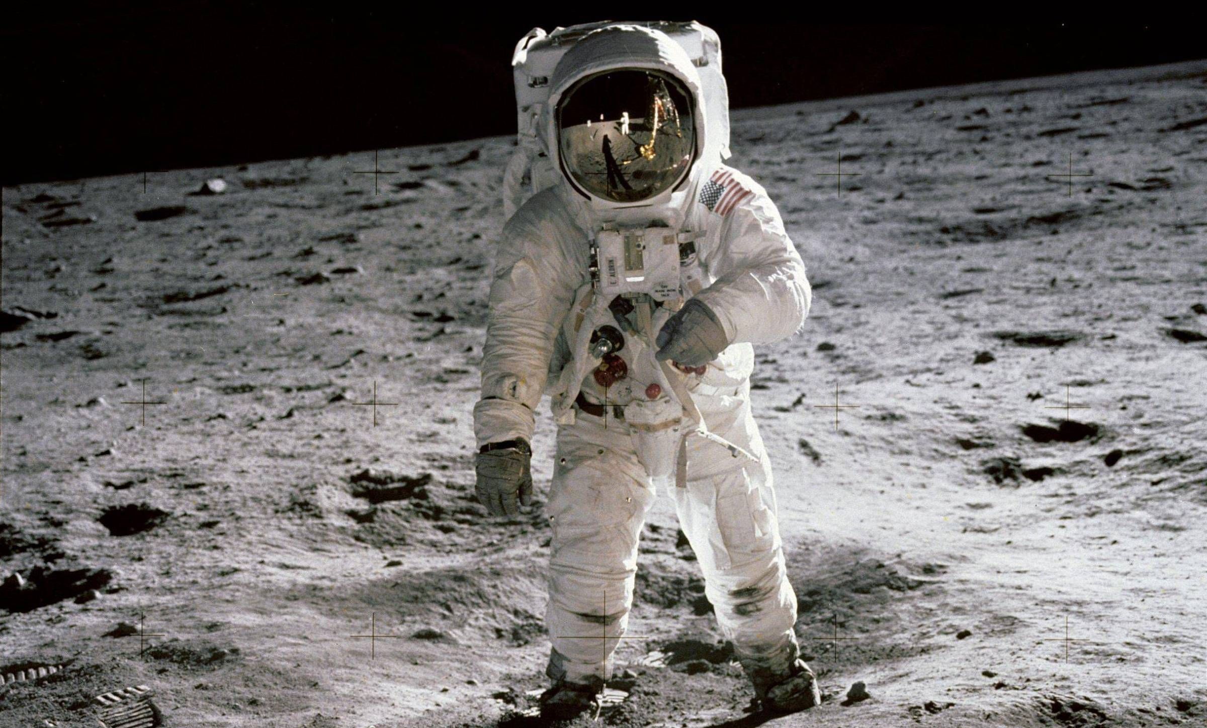 Buzz Aldrin anda na Lua durante a missão Apollo 11, em 1969 • Reprodução/Nasa