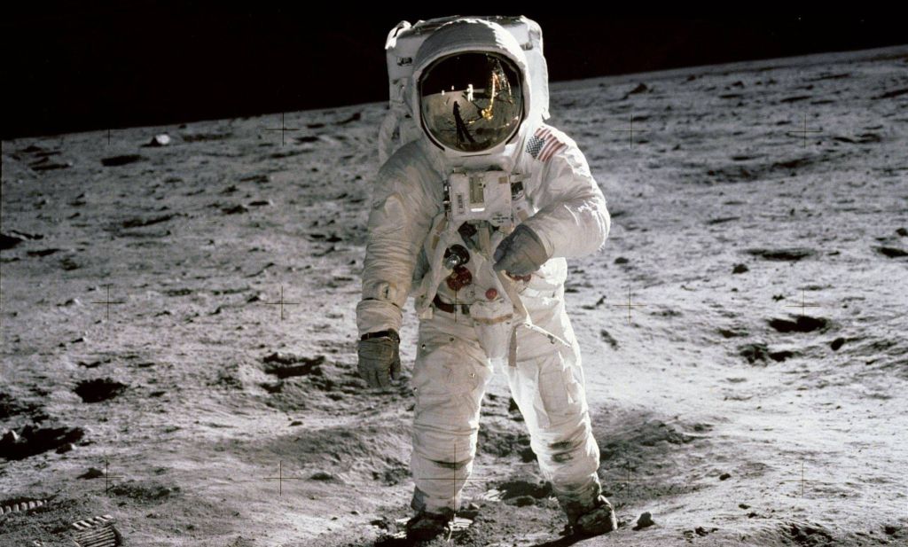 Astronauta Buzz Aldrin andando na lua