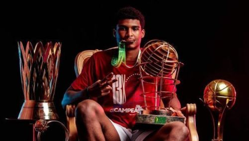 Nathan Mariano, do Sesi Franca, com troféus conquistados pelo clube