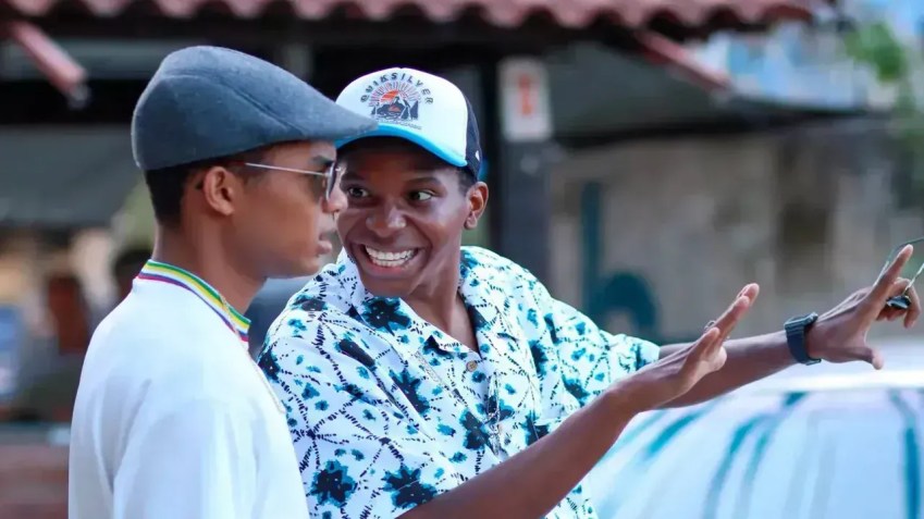 Lucas Penteado e Juan Paiva em cena de "Nosso Sonho" • Reprodução