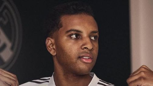 Rodrygo com a nova camisa do Real Madrid
