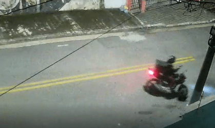 Vídeo: policial troca tiros com criminosos em tentativa de assalto em SP