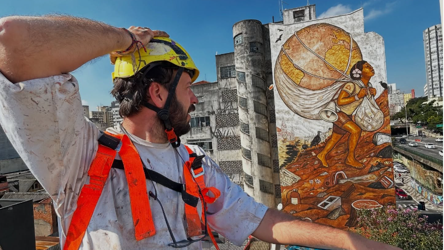 O artista estava a cerca de 8 metros de altura