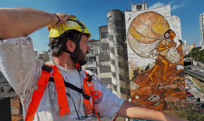 Artista Mundano sofre acidente enquanto pintava mural no centro de SP