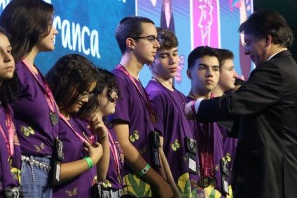 Estudantes recebem medalha