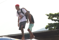 Em saída de MC Poze da prisão, Oruam sobe em ônibus no RJ; veja vídeo