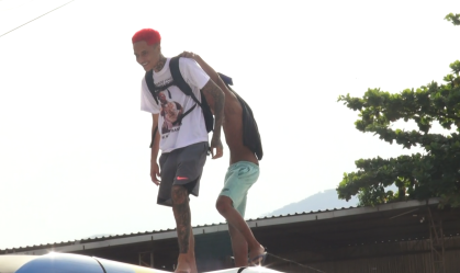 Em saída de MC Poze da prisão, Oruam sobe em ônibus no RJ; veja vídeo