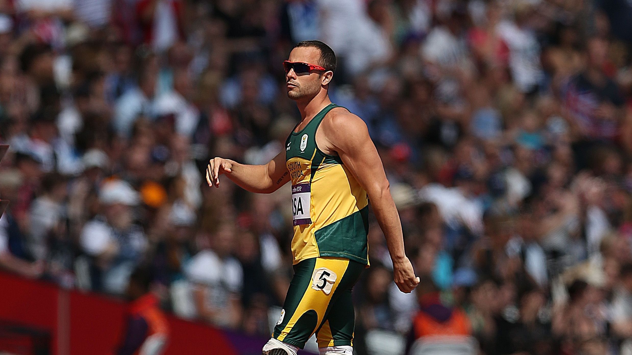 Oscar Pistorius, da África do Sul, durante as eliminatórias do revezamento 4x400 m masculino, nas Olimpíadas de Londres 2012