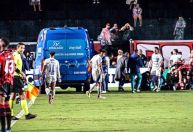 Jogador do Vitória sofre fratura, e adversário deixa gramado chorando