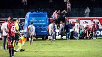 Jogador do Vitória sofre fratura, e adversário deixa gramado chorando