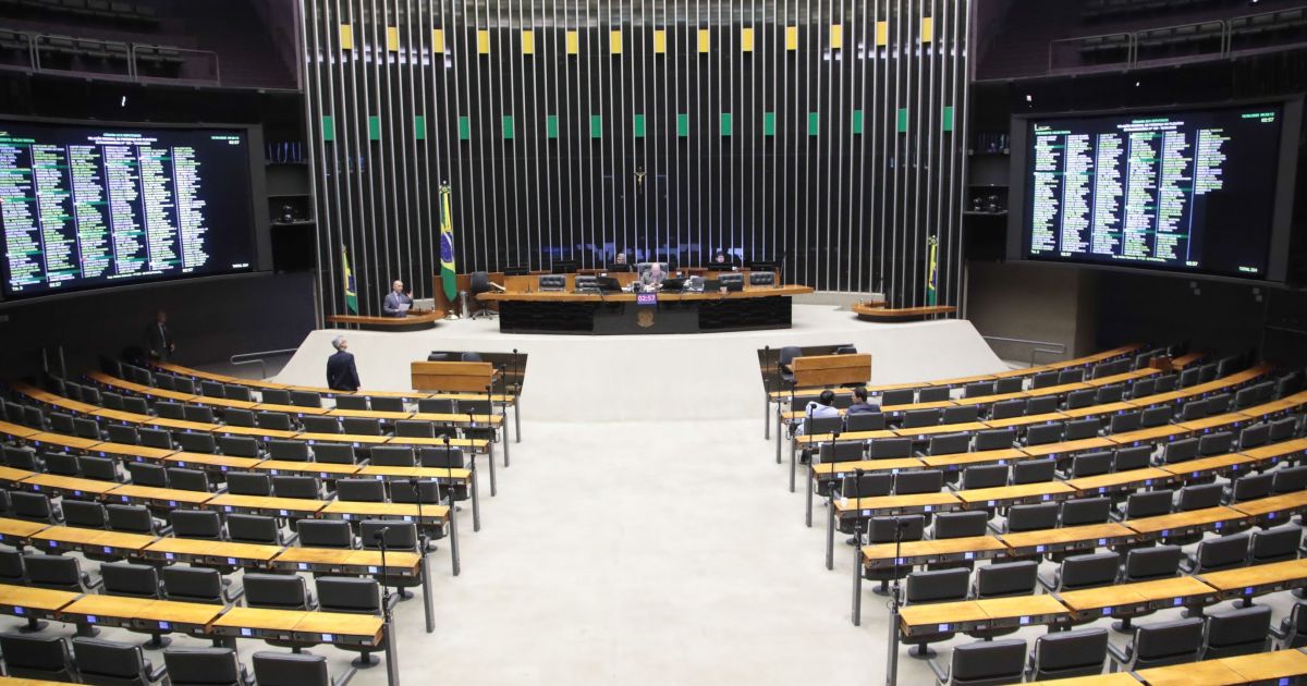 Câmara acelera PEC 6x1 e ignora projeto do governo