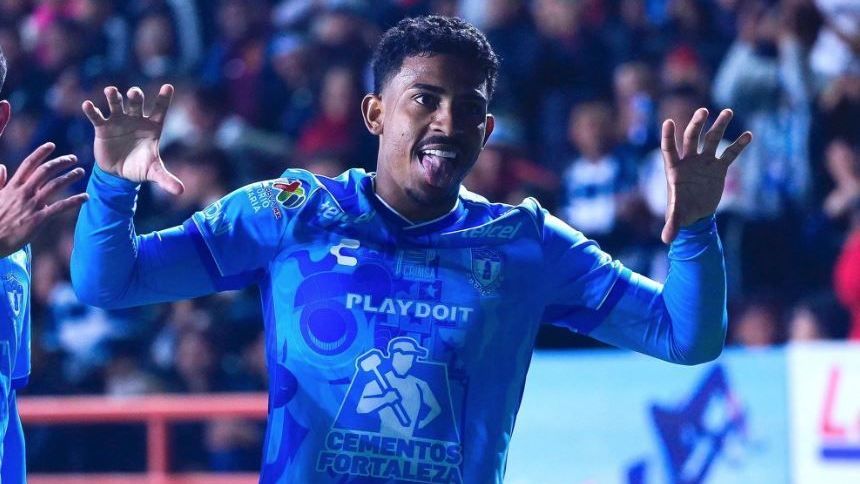 John Kennedy celebra gol pelo Pachuca