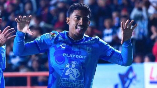 John Kennedy celebra gol pelo Pachuca